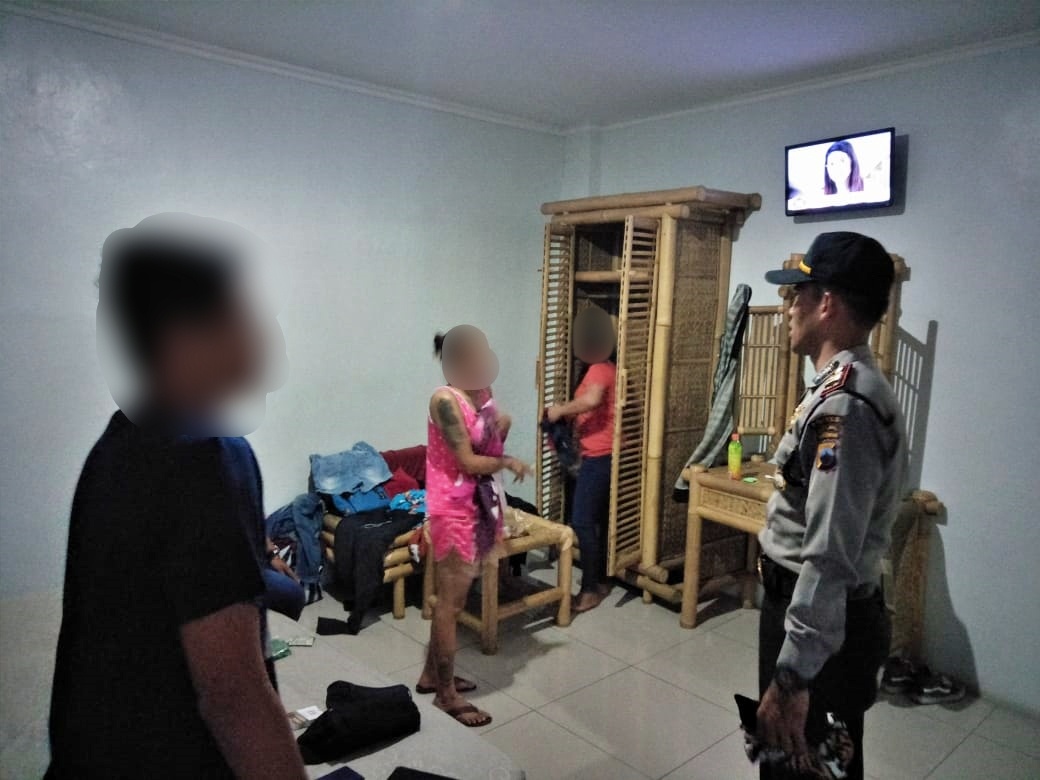 NEWS: Kapolsek Mungkid saat memergoki pasangan mesum di hotel kelas melati Mungkid (1/2/2020)-(Foto: Istimewa)