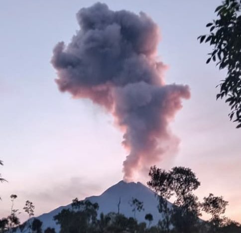 NEWS: View Merapi erupsi dari daerah Sengi Kecamatan Dukun (13/2/2020)-(Foto:istimewa)
