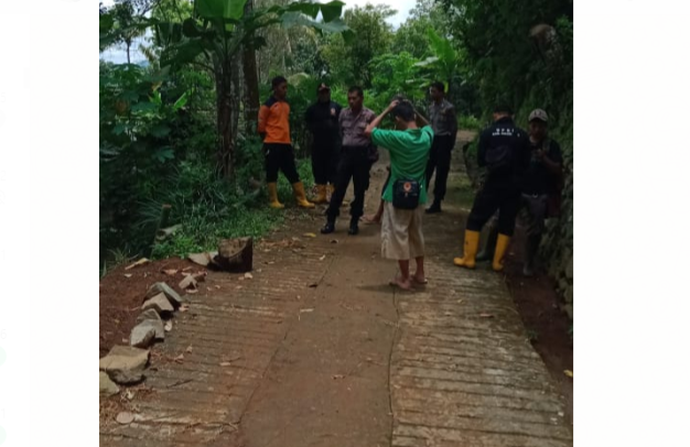 NEWS: Petugas BPBD , Pemdes dan Polsek Kajoran saat meninjau jalan dimana tebing penyangganya longsor (18/2/2020)-(Foto: Istimewa)