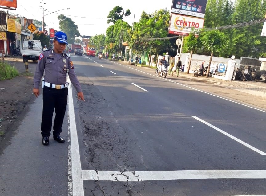 NEWS: Petugas Satlantas Polres Magelang saat menunjukan lokasi terjadinya tabrak lari di Secang (6/2/2020)-(Foto: istimewa)
