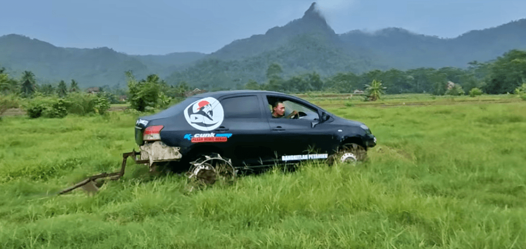 NEWS: Mobil bekas ini dimodif menjadi traktor pembajak sawah (Foto: SS Video)