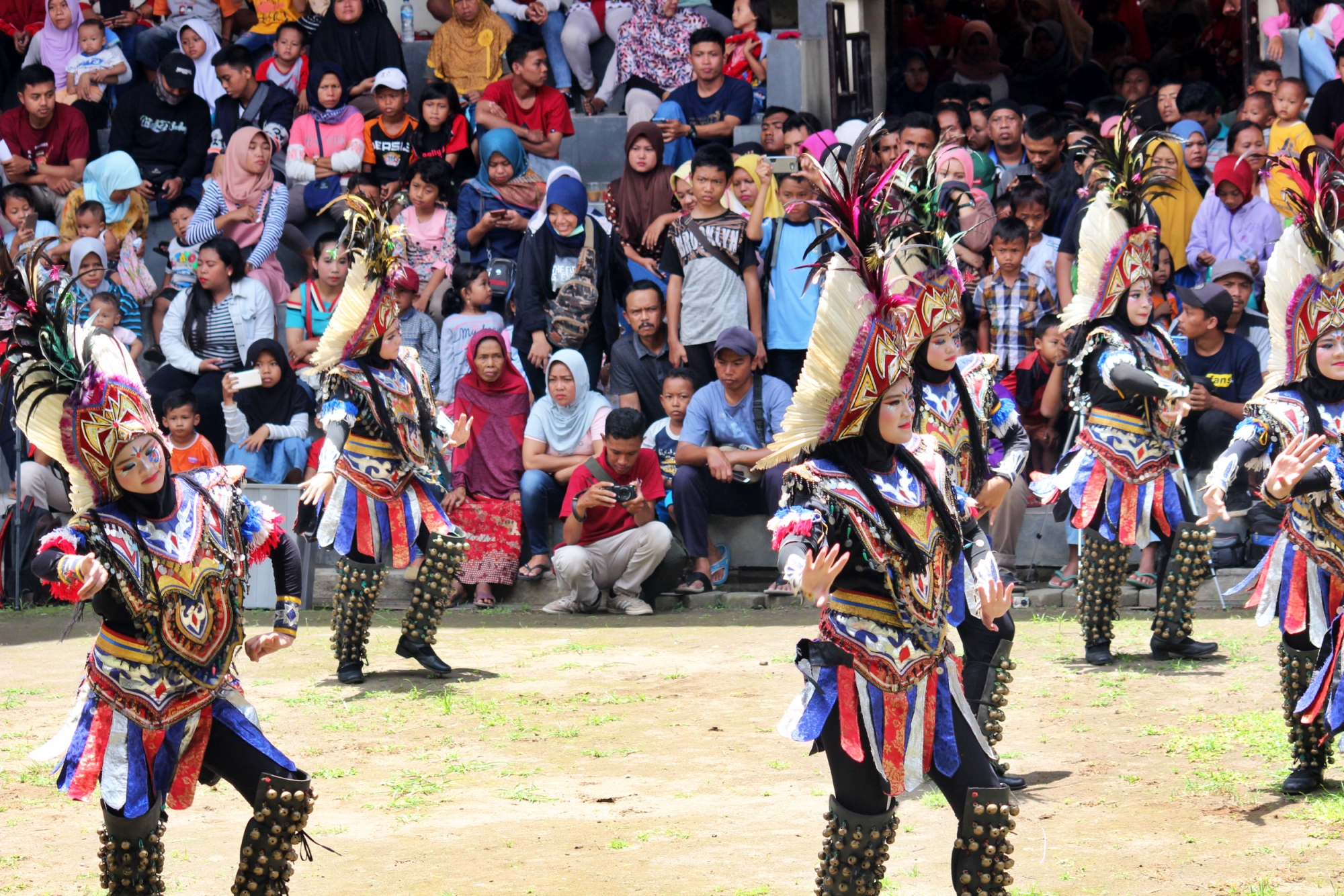 NEWS: Penonton berjubel di Panggung Budaya TIC Borobudur menyaksikan kesenian rakyat Magelang setiap hari Minggu siang (16/2/2020)-(Foto: Bayu Sapta Nugraha)