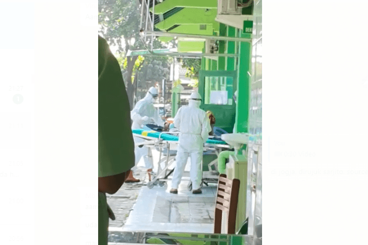 SS : Petugas RS Sardjito Jogja saat membawa pasien diduga suspedt corona-(3/3/2020)- (Foto: SS Video)