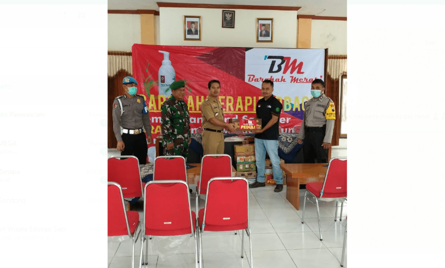 NEWS: KTT CV Barokah Merapi saat serah terima bantuan hand sanitizer kepada Camat Dukun untuk pencegahan corona (30/3/2020)-(Foto: Istimewa)