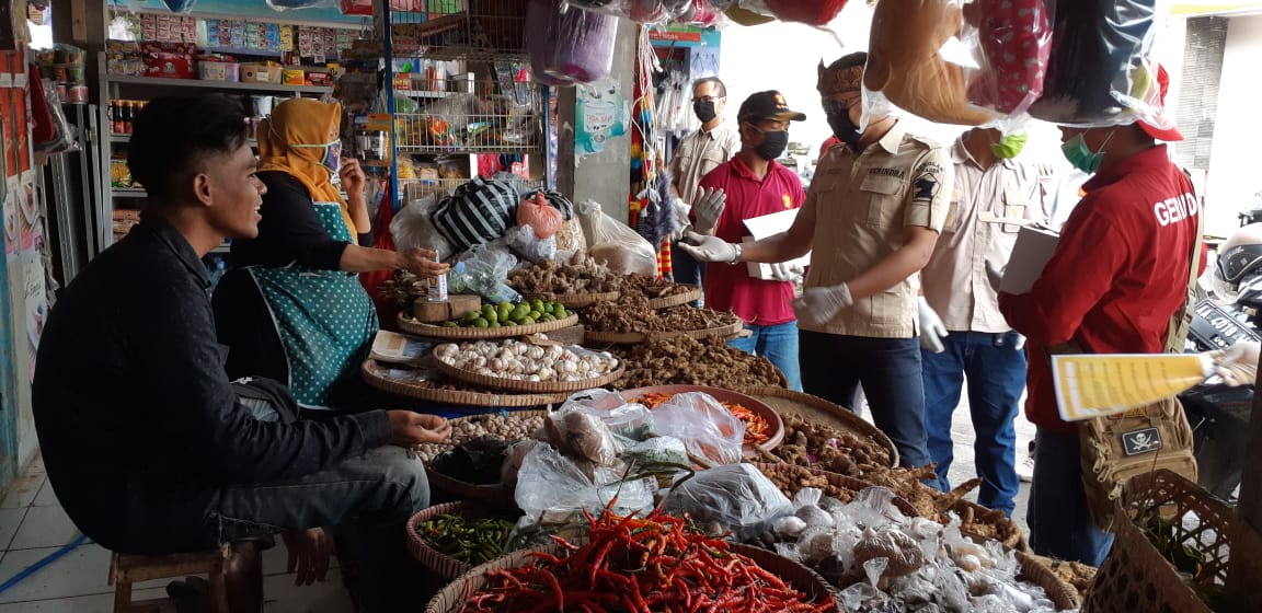 NEWS: Anggota DPRD Kabupaten Magelang Fraksi Partai Gerindra dan Kader cegah corona di pasar-pasar (30/3/2020)-(Foto: Istimewa)