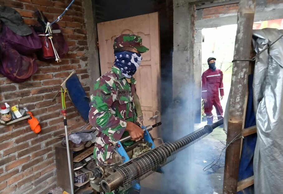 NEWS: ANggota Babinsa Koramil Mungkid saat membantu foging petugas kesehatan di Mungkid yang terdapat warga terkena DBD (5/3/2020)-(Foto: Istimewa)
