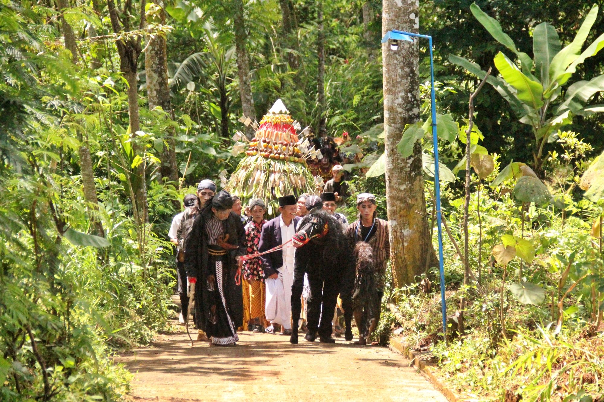 NEWS: Gunungan hasil bumi diarak keliling kampung dan menuju makam sesepuh dalam acara sedekah bumi windusari (10/3/2020)-(Foto: Istimewa)