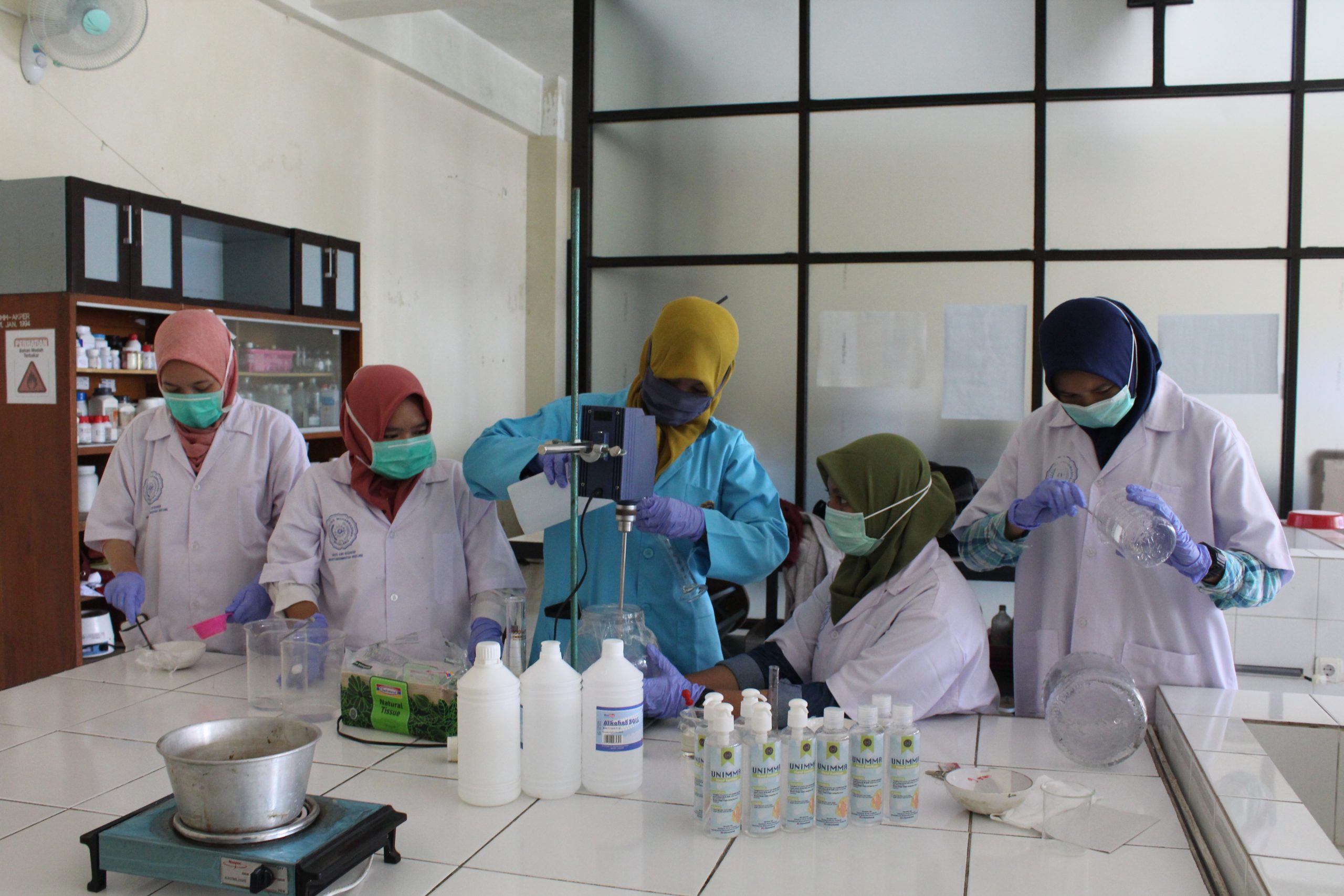 NEWS: UMMagelang produksi mandiri hand sanitizer untuk dibagikan ke warga (Foto: UMMagelang)