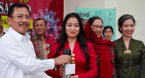 SEHAT: Menkes Terawan memberikan Jamu Jokowi kepada tiga pasien sembuh Korona usai gelar jumpa pers. (Foto: Istimewa)