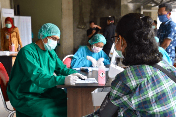 GRATIS: Petugas medis melakukan tes Corona bagi warga. (Foto: Humas Pemprov Jateng)