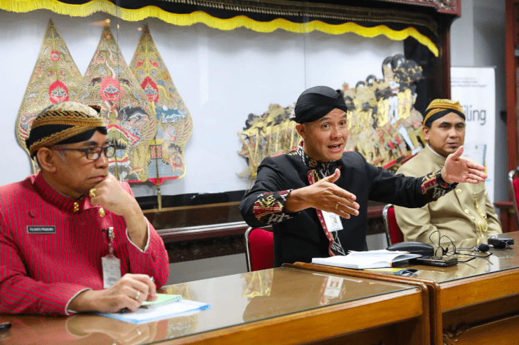 SERIUS: Gubernur Jawa Tengah Ganjar Pranowo saat jumpa pers di Komplek Kantor Gubernur Jateng, Jalan Pahlawan, Semarang. (Foto: Humas Pemprov Jateng)