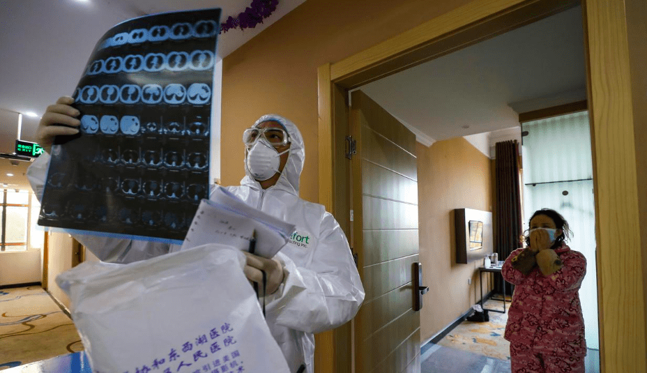 MENGANALISA: Dokter rumah sakit berpakaian pelindung mengamati citra medis salah seorang pasien. (Foto: Istimewa)