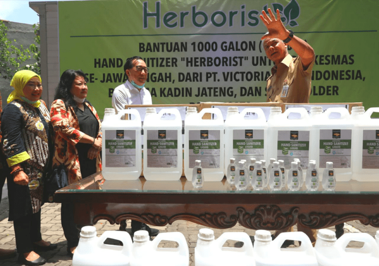 LAWAN CORONA: Gubernur Ganjar Pranowo menerima bantuan lima ribu liter hand sanitizer dari PT Victoria Care Indonesia untuk digunakan warga Jateng, Senin (23/3). (Foto: Humas Pemprov Jateng)