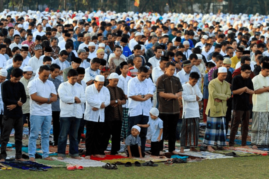 KHUSYUK: Umat Muslim saat melaksanakan Salat Id di lapangan. (Foto: Istimewa)