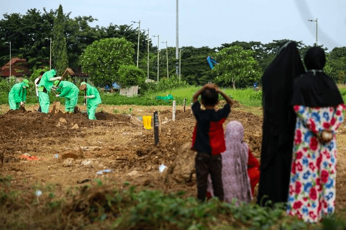 SEPI: Suasana pemakaman jenazah pasien positif korona. (Foto: Istimewa)