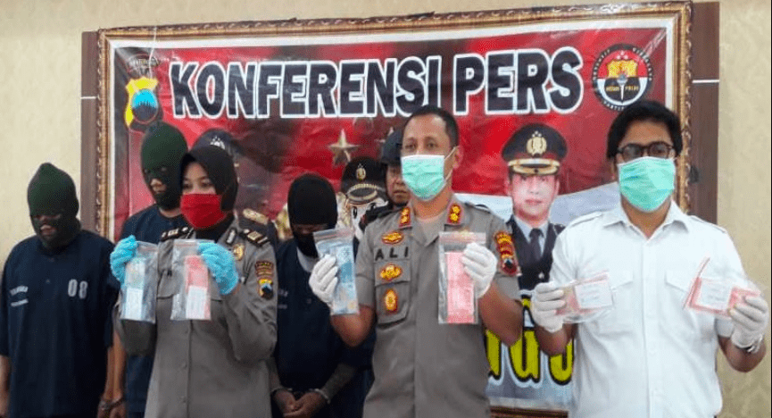 UANG PALSU: Kapolres Temanggung AKBP Muhamad Ali menunjukkan barang bukti uang palsu pecahan Rp50 ribu dan Rp100 ribu, Senin (30/3). (Foto: Istimewa)