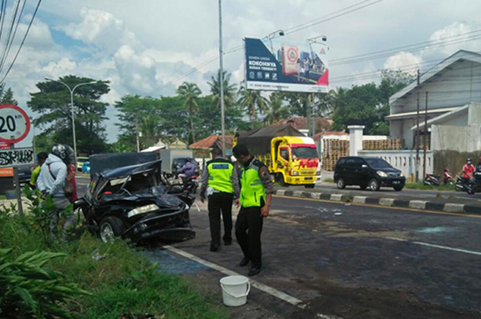 RINGSEK: Kondisi mobil yang dikemudikan warga Grabag dan Mertoyudan dalam sebuah kecelakaan di Boyolali, Senin (30/3). (Foto: Istimewa)