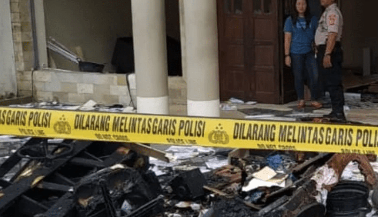 Massa Ojol Bakar Kantor Leasing di Sleman