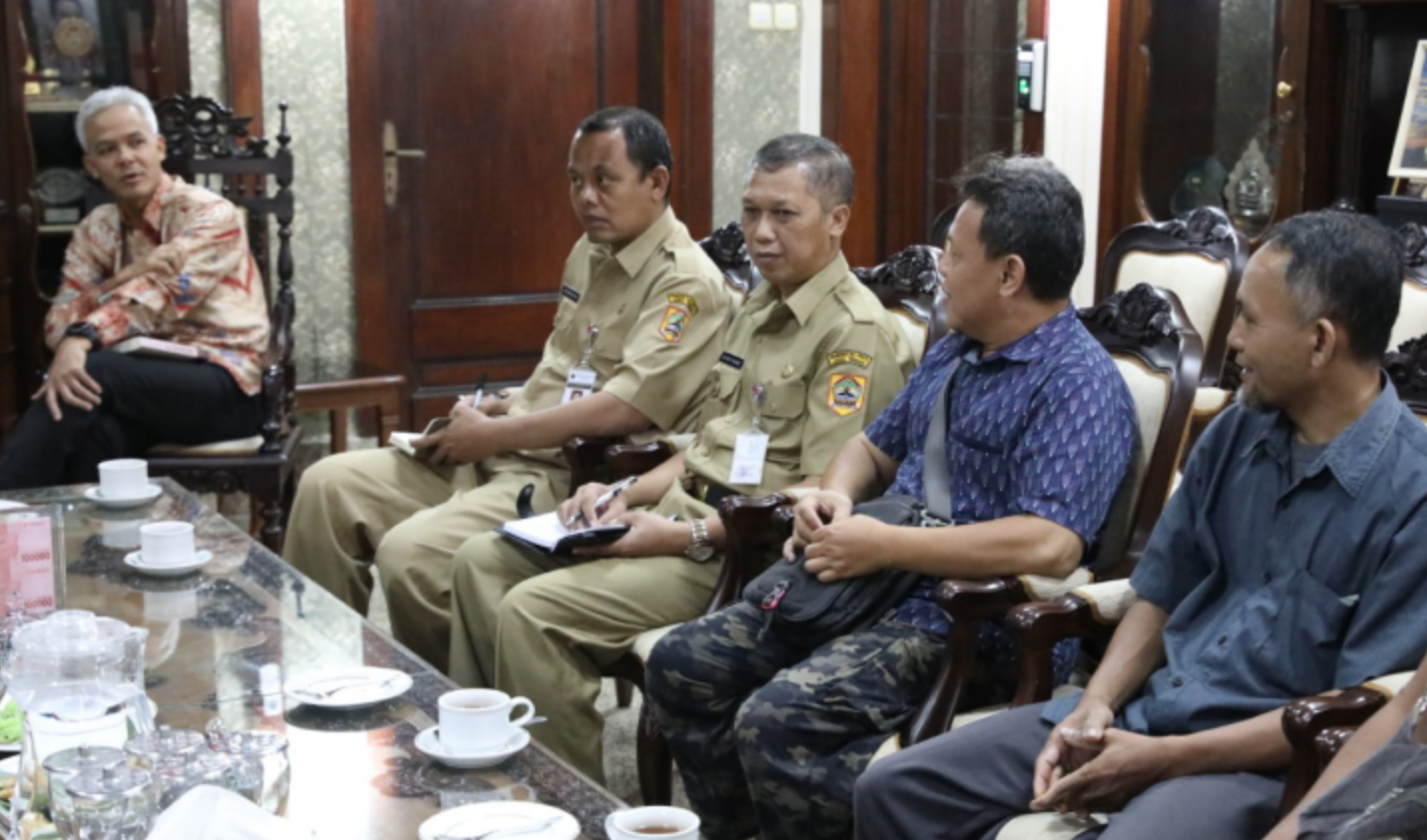 Ganjar Pranowo Ditemui Mantan Anggota ISIS dan Diberikan Sebuah Buku