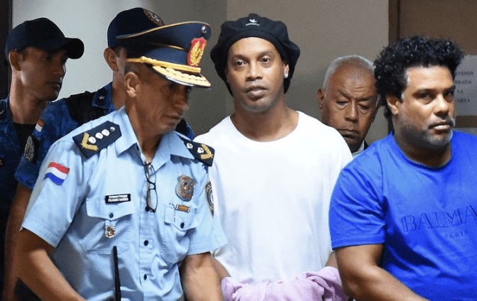 Ronaldinho Ditahan Polisi