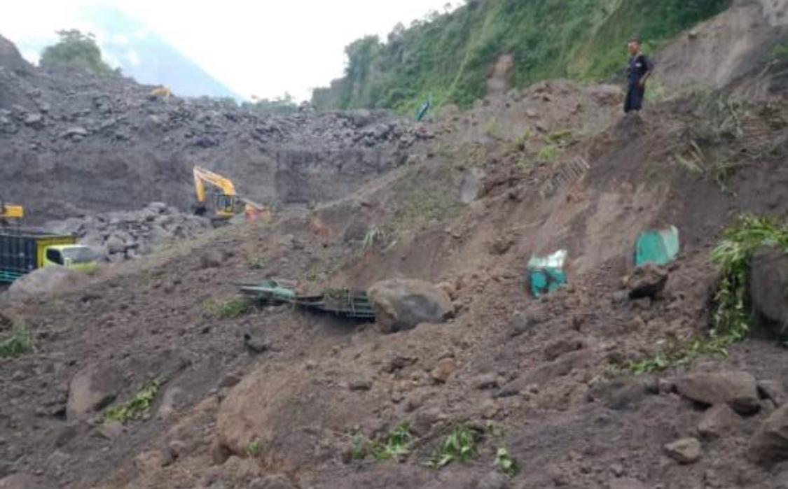 Detik Detik Tebing Merapi di Srumbung Longsor dan Timpa Alat Berat