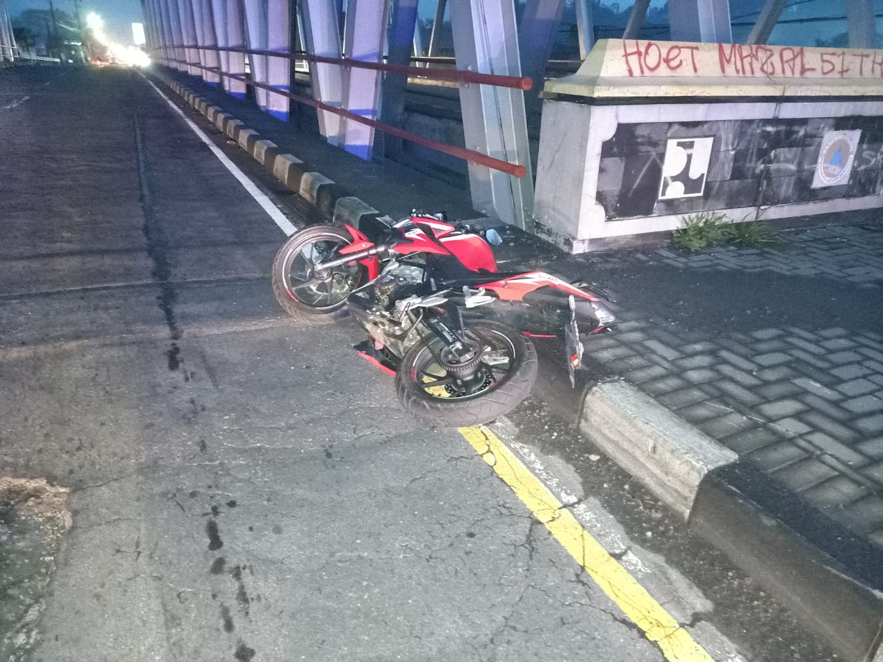 NEWS : Sepeda motor korban yang mengalami kecelakaan di Jembatan Kali Putih Salam. Pembonceng meninggal dunia (2/3/2020)-(Foto: Istimewa)