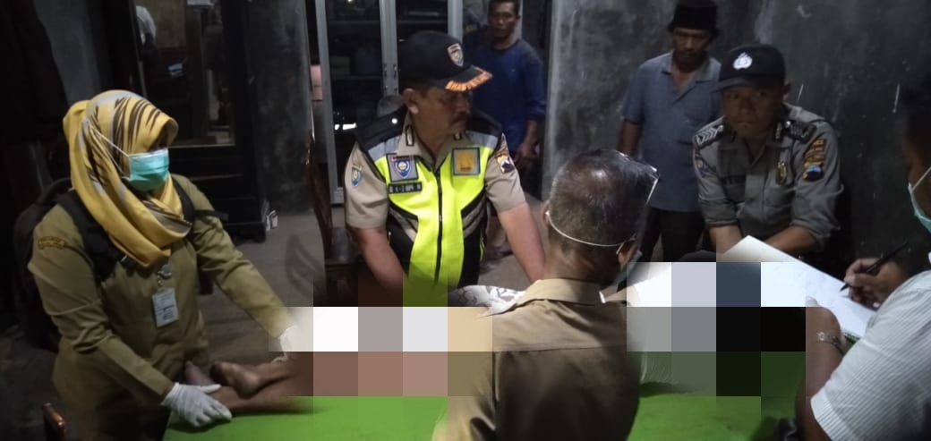 NEWS: Petugas medis Puskesmas Grabag bersama petugas Polsek Grabag saat melakukan pemeriksaan jenazah korban gantung diri (2/3/2020)-(Foto: Istimewa)