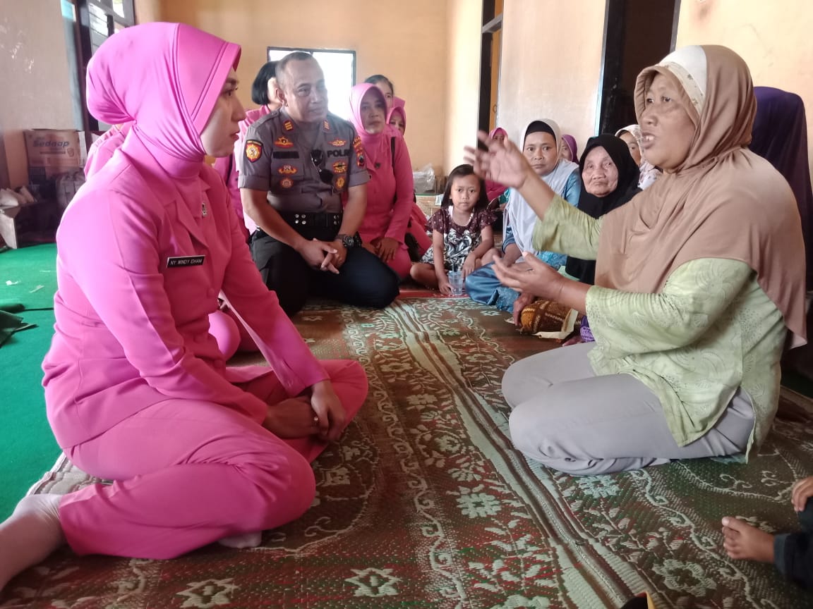 Ketua Bhayangkari Cabang Kota Magelang Kunjungi Pengungsi Banjir Bandang