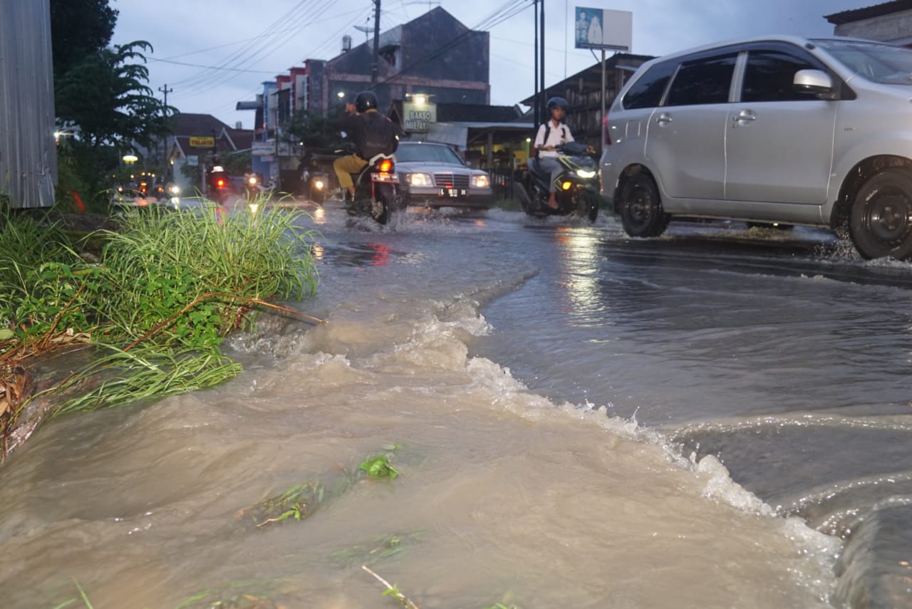 NEWS; Kondisi Jalan Sultan Agung Magelang dipenuhi air luapan dari irigasi sehingga banjir (2/3/2020)-(Foto: Istimewa)