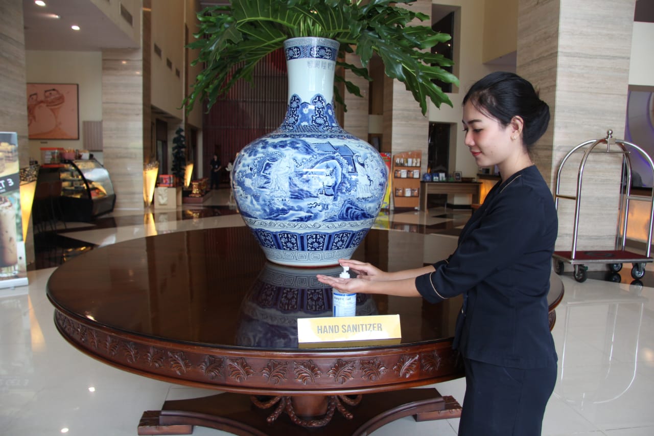 NEWS: Salah satu pegawai hotel saat menunjukan pengamanan kesehatan yang ada di Grand Artos Hotel (3/3/2020)-(Foto: Istimewa)