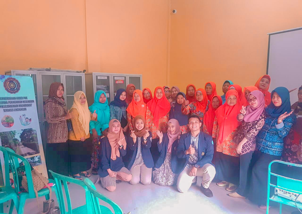 NEWS: Dosen dan Mahasiswa UMM setelah sosialisasi kesehatan dan bank sampah di Tempuran (Foto: Istimewa)