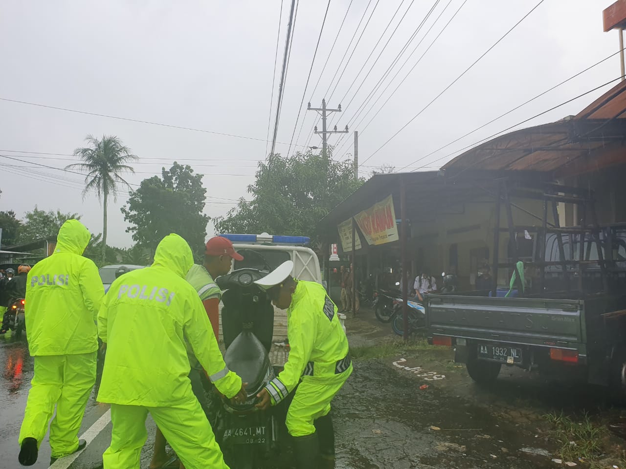 NEWS: Petugas Satlantas Polres Magelang saat mengevakuasi sepeda motor milik korban kecelakaan di Tempuran (4/3/2020)-(Foto: Istimewa)