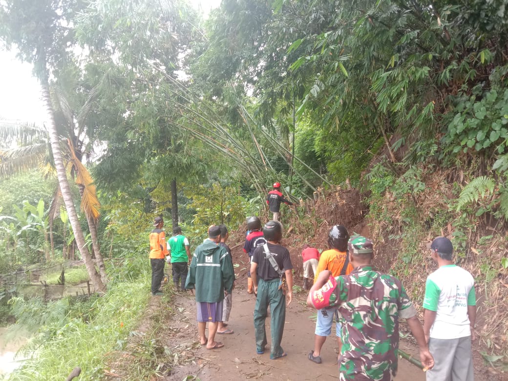 NEWS: Longsor tutup akses jalan di mertoyudan sedang ditangani pihak terkait dan gabungan (5/3/2020)--(Foto: Istimewa)