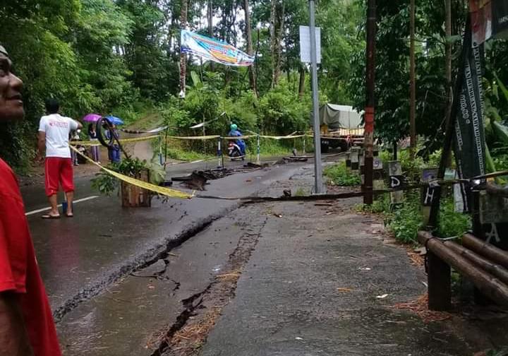NEWS: Jalur aternatif Magelang-Wosobo via Salaman ambles (5/3/2020)-(Foto: Istimewa)