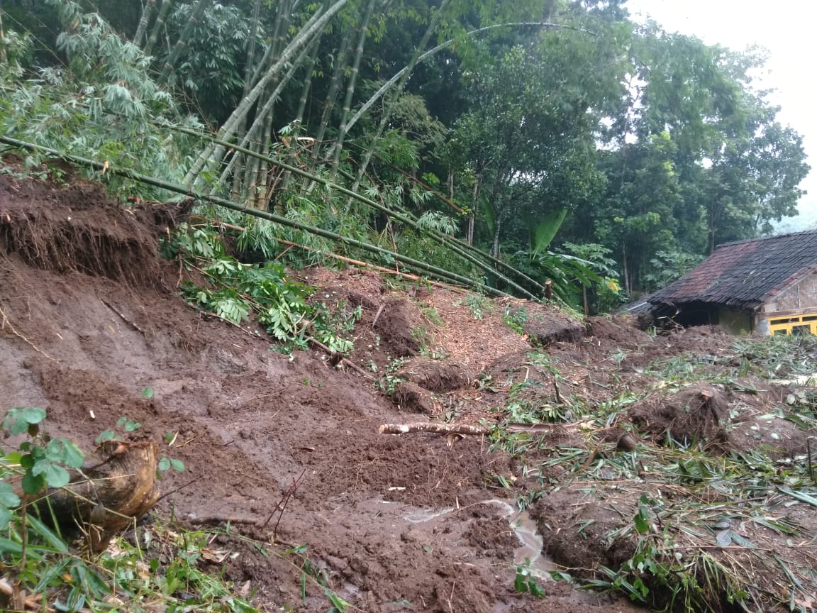 NEWS: Longsor susulan di Salamkanci Bandongan (5/3/2020)-(Foto: Istimewa)