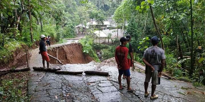 NEWS: Salah satu titik longsor di Magelang yang mengakibatkan akses jalan desa terputus (5/3/2020)-(Foto: Istimewa)