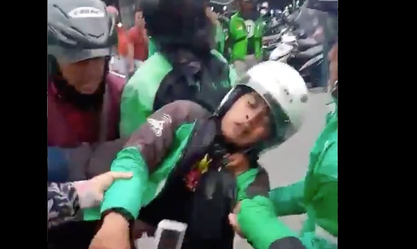 NEWS: Seorang ojol dogotong rekannya setelah terkena tembakan air softgun yang diduga dari DC saat bentrok di babarsari (5/3/2020)-(Foro: SS Video)