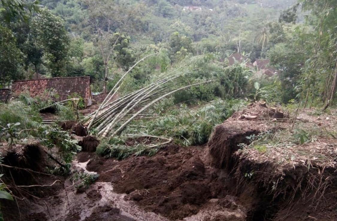 NEWS: Salah satu titik bencana tanah longsor di Kabupaten Magelang (5/3/2020)-(Foto: Istimewa)