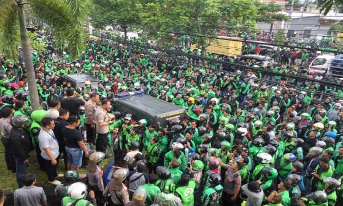 NEWS: Kapolres Sleman saat menenangkan massa ojol dan dc yang bentrok (5/3/2020)-(Foto: Istimewa)