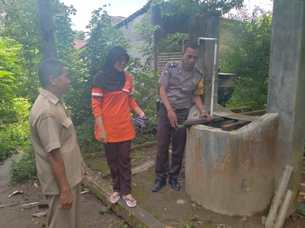 NEWS: Petugas Polsek Borobudur, Bidan Desa dan Perangkat Desa saat menutup sumur yang untuk lokasi loncat pemuda di Borobudur (5/3/2020)-(Foto: Istimewa)