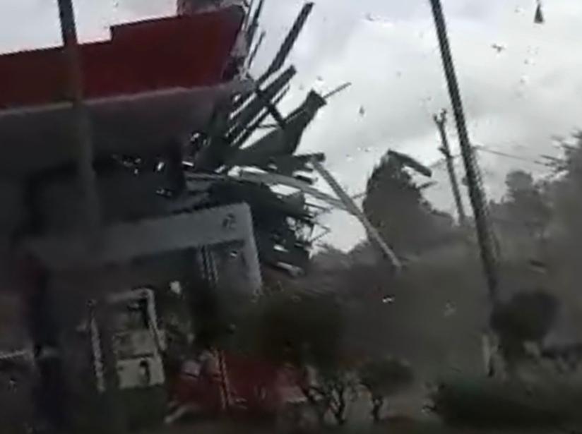 NEWS: Puting beliung pora porandakan atap SPBU di Ambarawa (8/3/2020)-(Foto: SS Video)