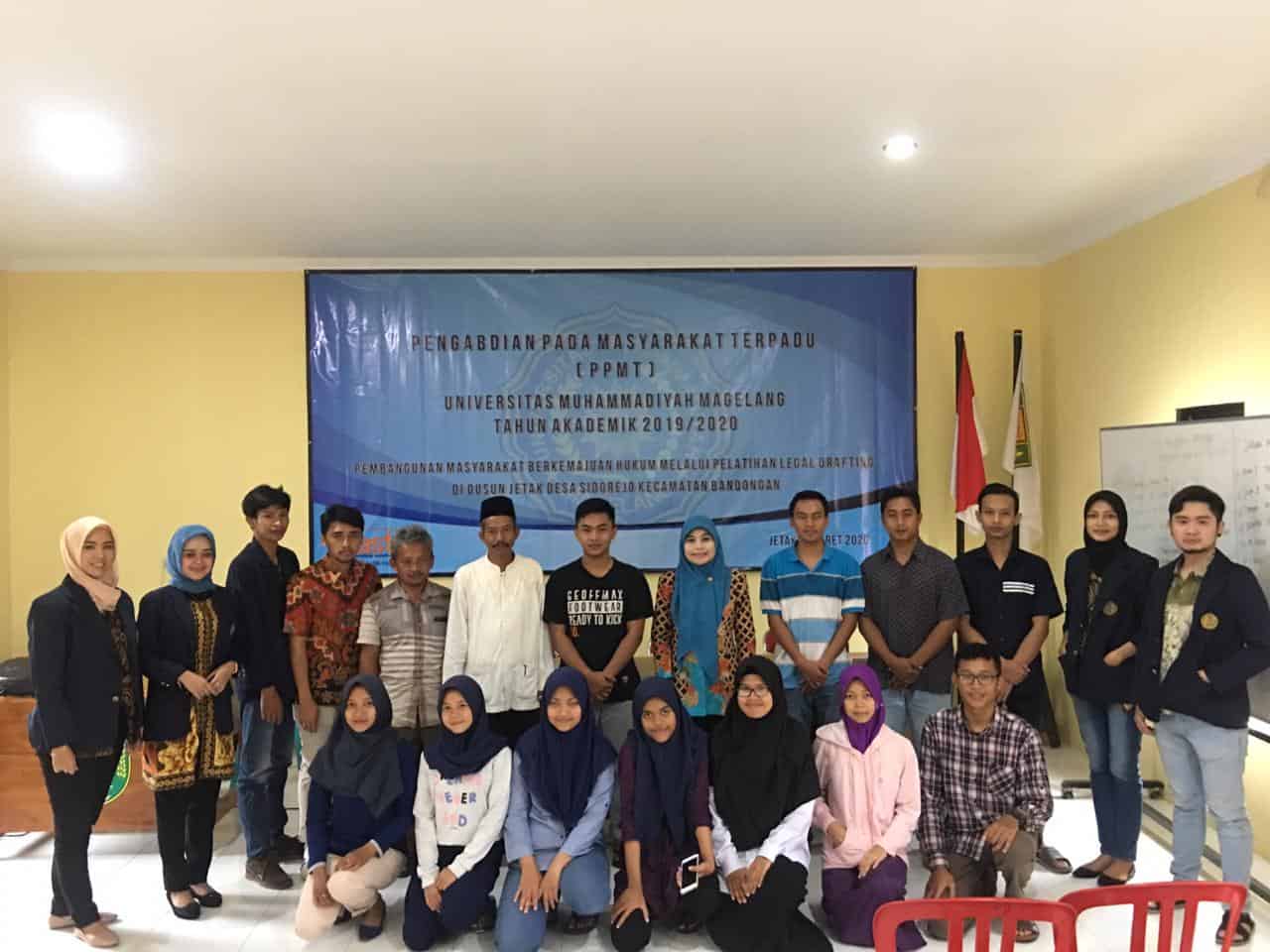 NEWS: Dosen dan Mahasiswa UMM sosialisasi tentang hukum di Bandongan (8/3/2020)-(Foto: Istimewa)