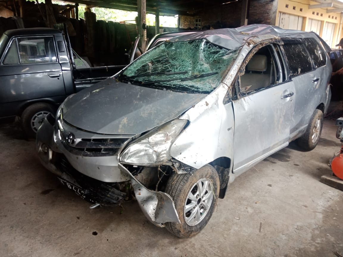 NEWS: Mobil yang masuk jurang di Bandongan mengalami kerusakan cukup parah (9/3/2020)-(Foto: Cr1)