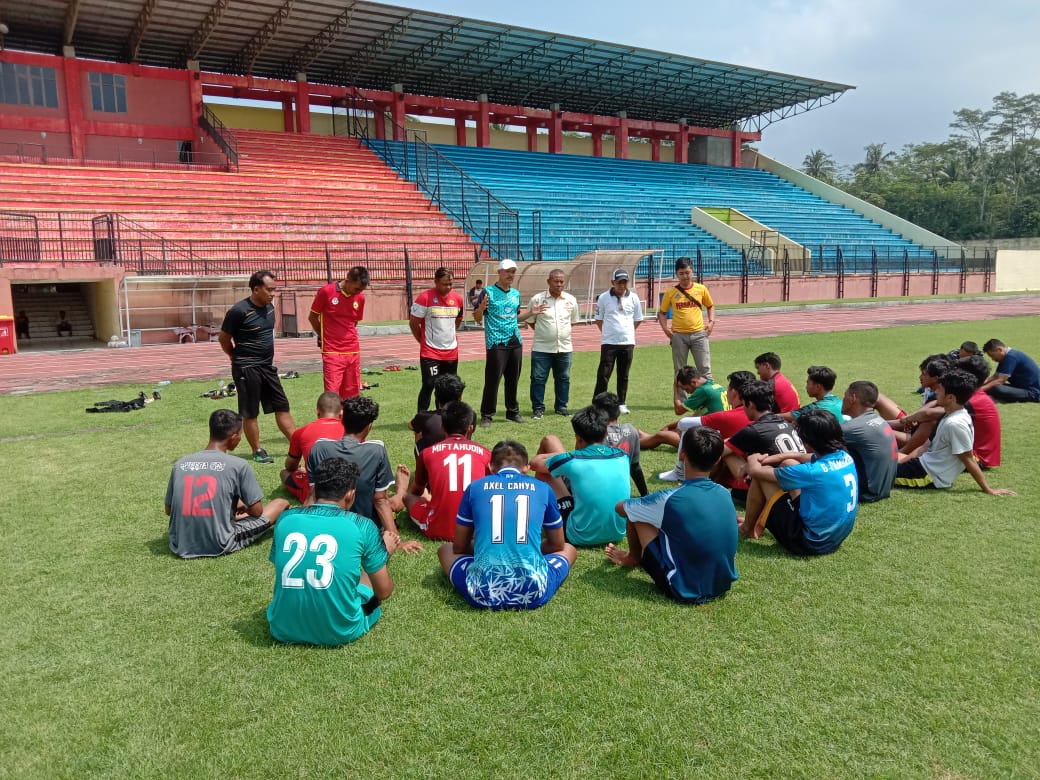 NEWS: Seleksi pemain Persikama 2020 di Stadion Gemilang (15/3/2020)-(Foto: Istimewa)