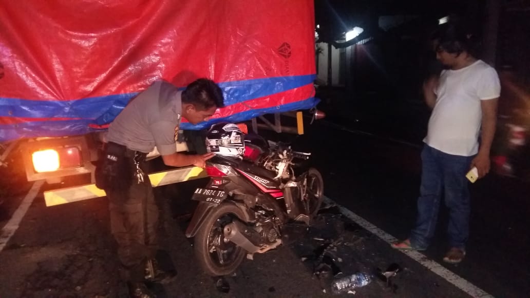 NEWS: Petugas Kepolisian saat melakukan olah TKP kecelakaan sepeda motor sruduk truk di Mertoyudan (16/3/2020)-(Foto: Istimewa)