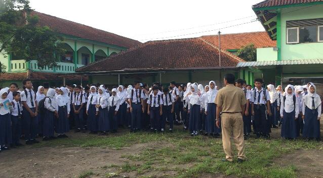 DIKUMPULKAN: Suasana ratusan siswa MTs Negeri 1 Magelang saat diberi sosialisasi oleh guru, Senin (16/3). (Foto: han)