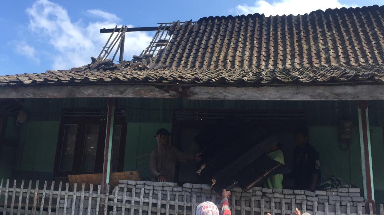 NEWS: Warga sedang gotong royong membersihkan puing puing rumah sisa kebakaran (17/3/2020)-(Foto: Istimewa)