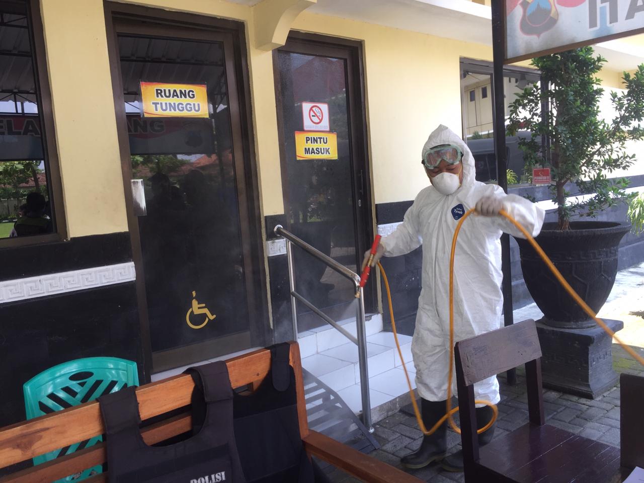 NEWS: Pos Jaga Mako Polres Magelang saat disemprot disinfektan (17/3/2020)-(Foto: Istimewa)