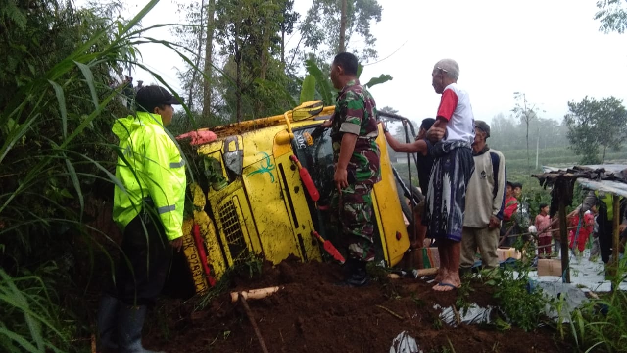 NEWS: Truk berada di dasar jurang yang merupakan area persawahan warga setelah mengalami kecelakaan tunggal (19/3/2020)-(Foto: Istimewa)