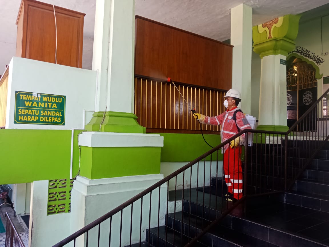 SEMPROT: Petugas PMI Kota Magelang menyemprotkan cairain disinfektan di dalam masjid Agung Magelang jelang Salat Jumat berjamaah, Jumat (20/3). (Foto: Miftakhul Hayu Jatiningtias)
